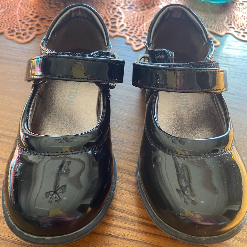 🌺 Toddler girl size 8 Kenneth Cole Reaction black patent leather shoes 🌺